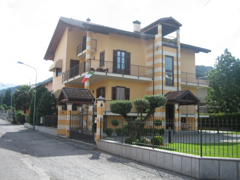 Villa bifamiliare ristrutturata da T.M. Costruzioni a Revello